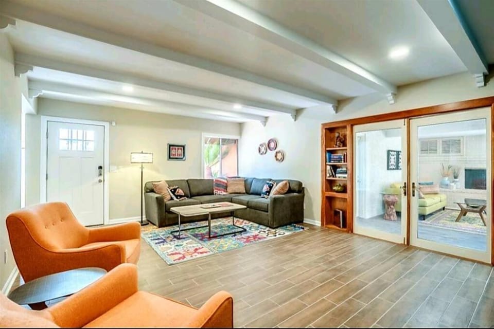 Tranquil oasis near Old Town, hot tub, mountain views House in Scottsdale