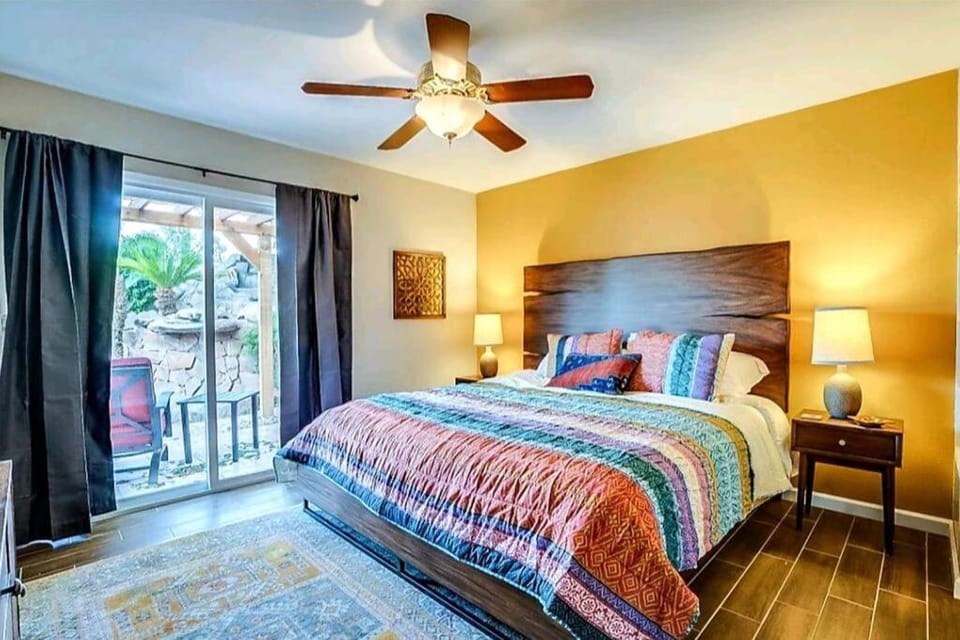 Tranquil oasis near Old Town, hot tub, mountain views House in Scottsdale