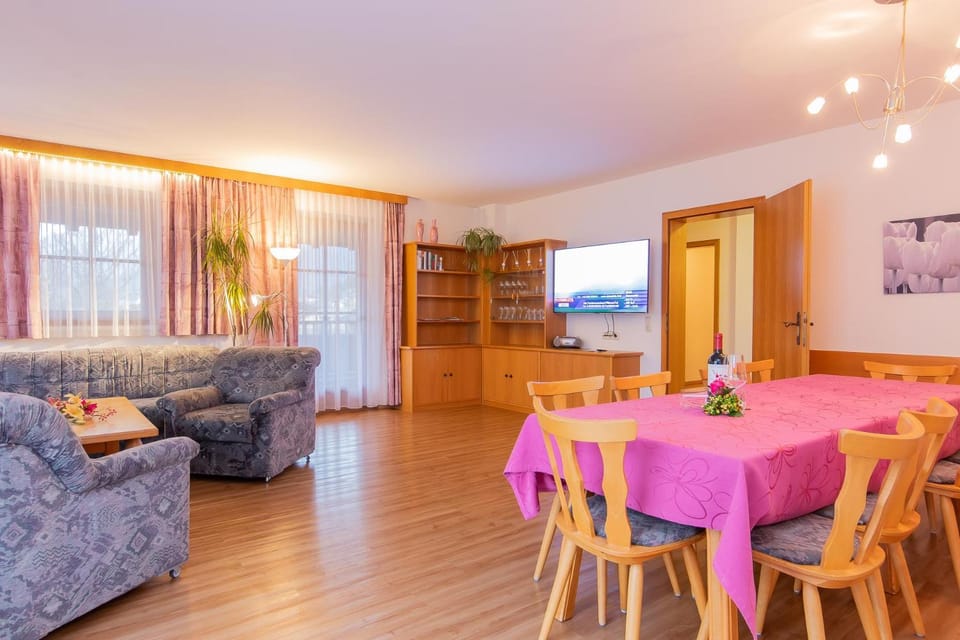Communal lounge/ TV room, TV and multimedia, Living room, Evening entertainment