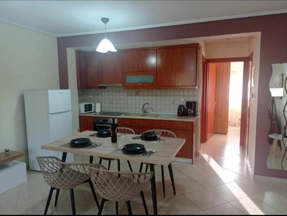 Kitchen or kitchenette, Dining area, oven, stove