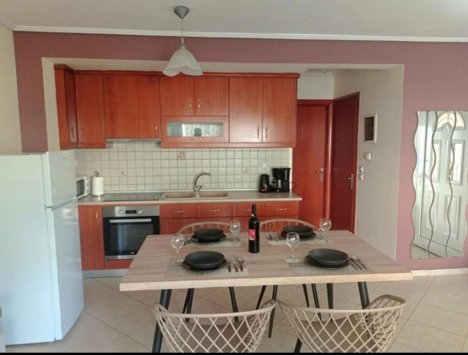 Kitchen or kitchenette, Dining area, oven, stove