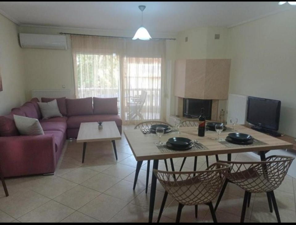 TV and multimedia, Living room, Seating area, Dining area