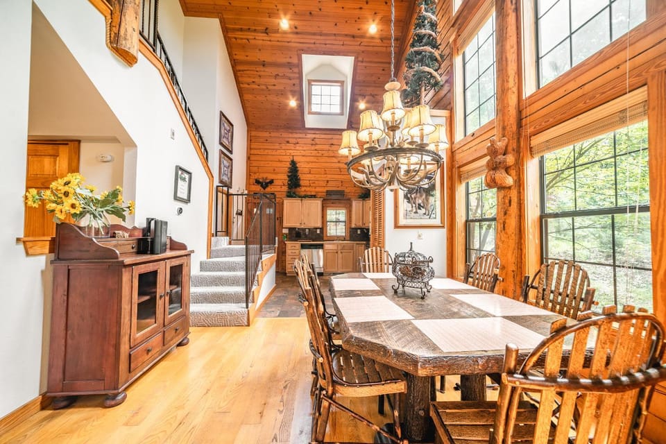 Kitchen or kitchenette, Dining area