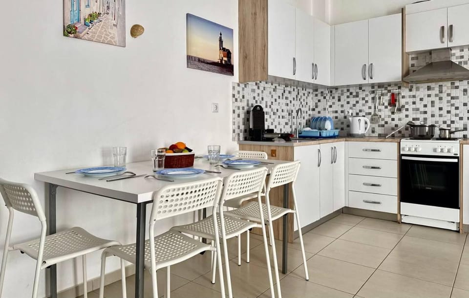 Kitchen or kitchenette, Dining area, oven, stove