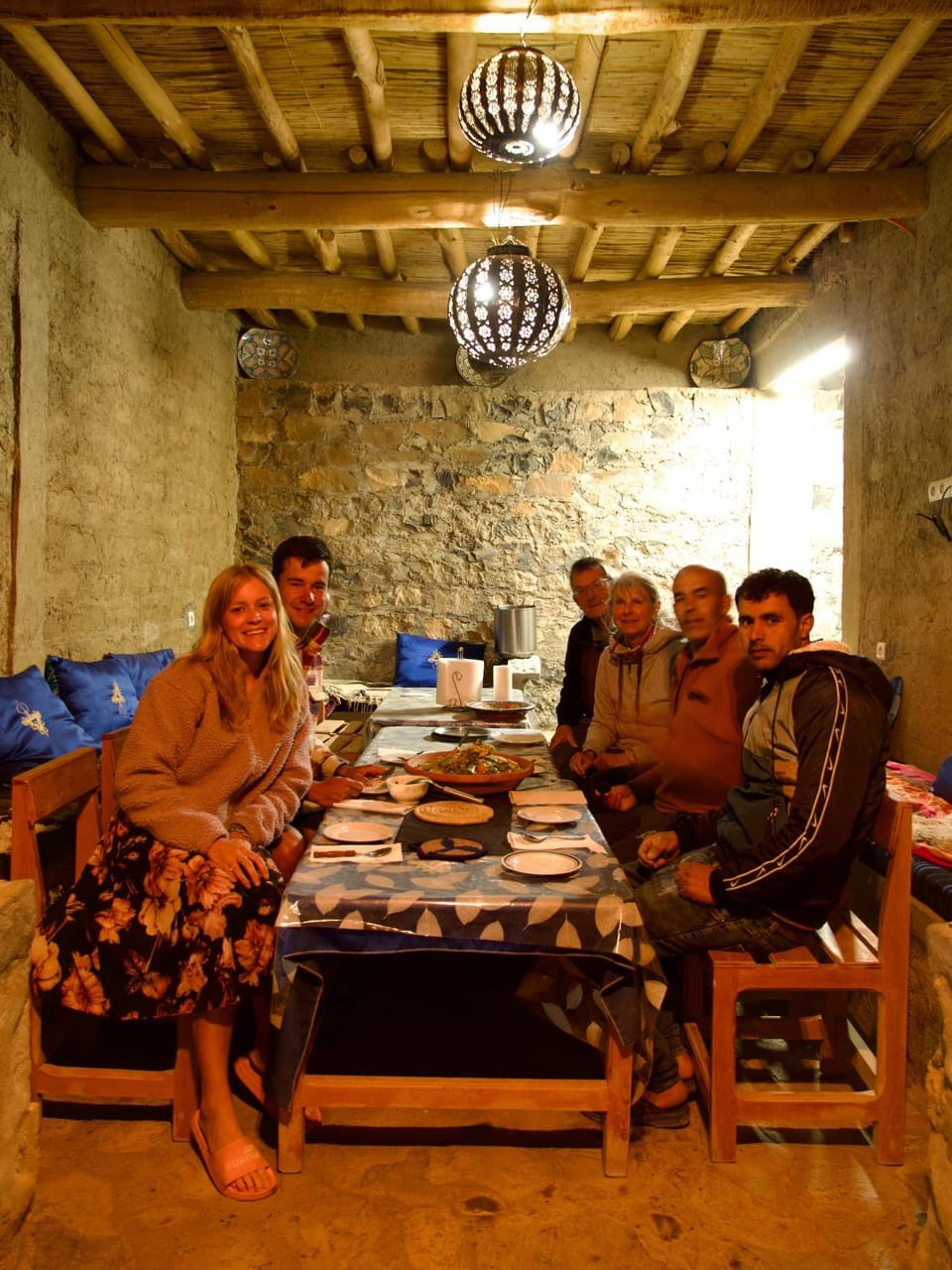 People, Living room, Food and drinks, Seating area, Dining area, Guests
