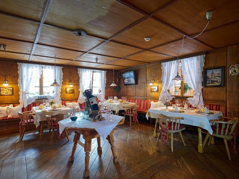 Restaurant/places to eat, Decorative detail, Lunch, Dinner