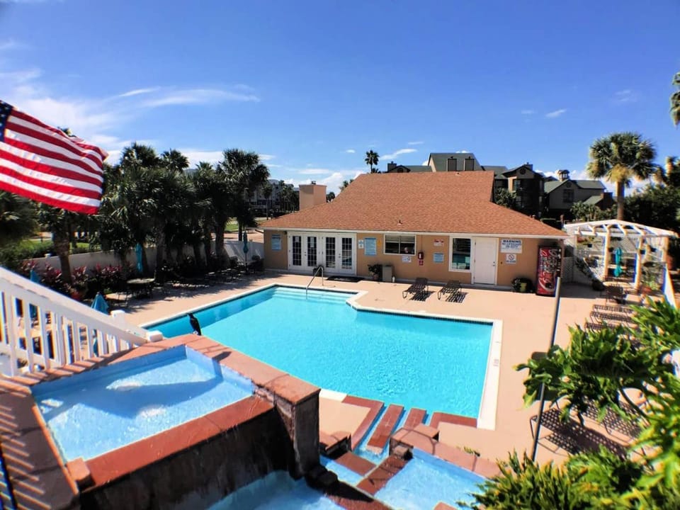 Sandpiper Stay - Pool, Near Beach & Seawall! House in Galveston Island