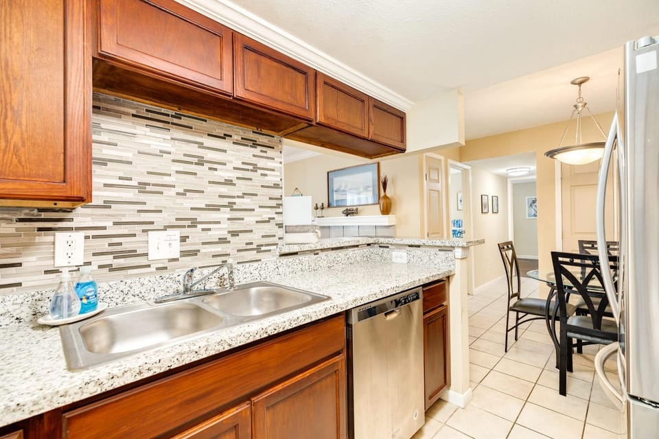 Sandpiper Stay - Pool, Near Beach & Seawall! House in Galveston Island