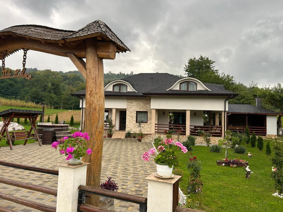 Pensiunea Pe Vale La Moco House in Romania
