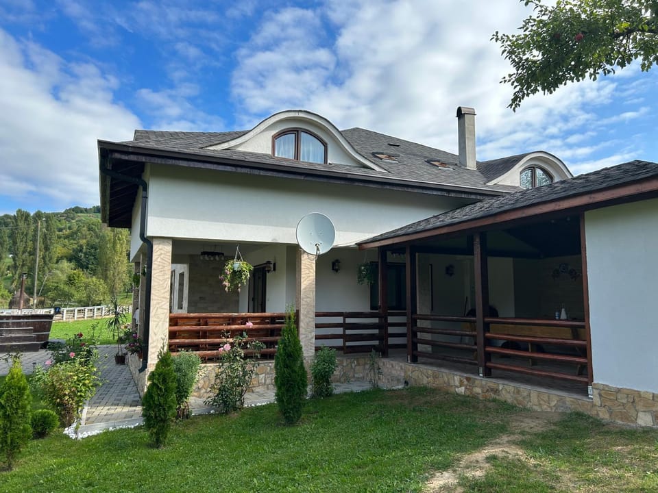 Pensiunea Pe Vale La Moco House in Romania