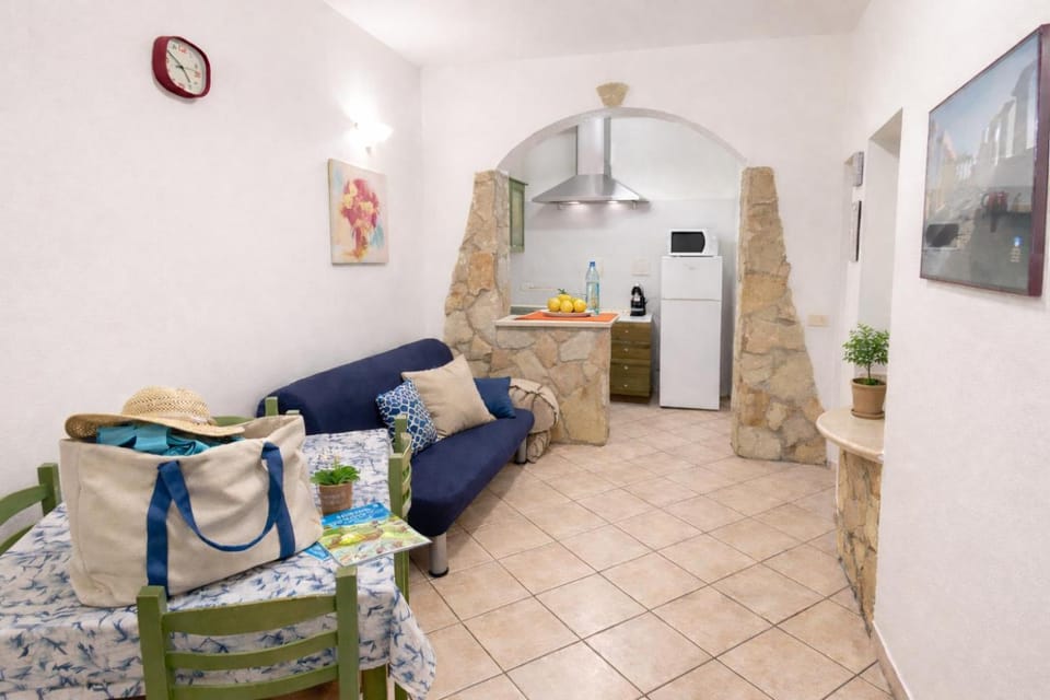 TV and multimedia, Kitchen or kitchenette, Living room, Seating area, Dining area