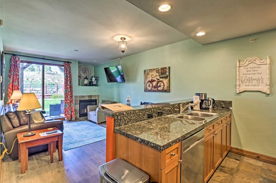 Couple's Ski Condo: 1 Mi to Breckenridge Golf Club House in Breckenridge