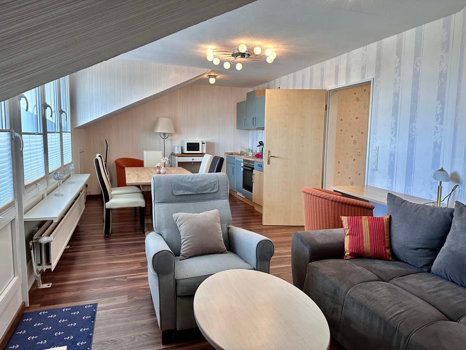 TV and multimedia, Kitchen or kitchenette, Living room, Seating area