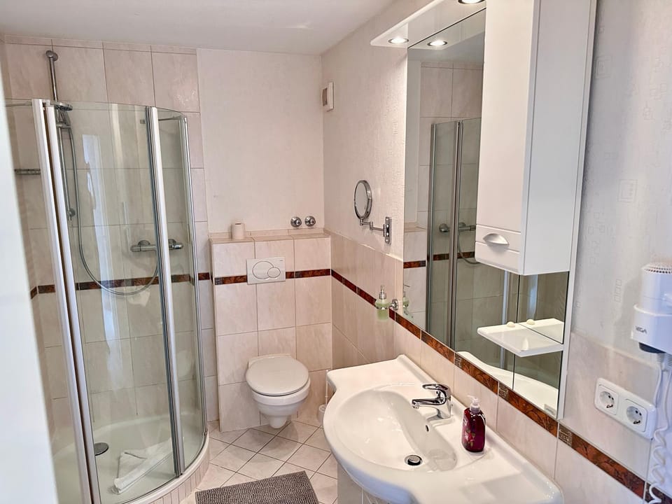 Shower, Toilet, Bathroom, towels