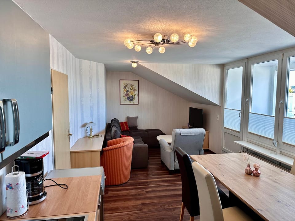 TV and multimedia, Kitchen or kitchenette, Living room, Seating area, Dining area
