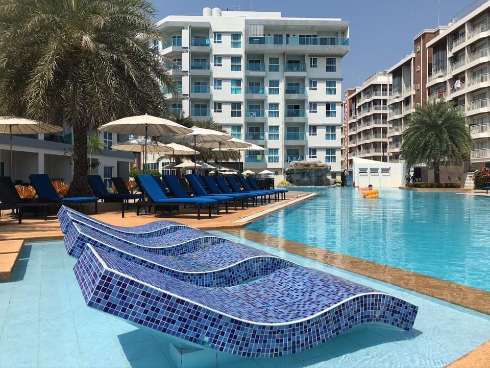 Property building, Swimming pool, Swimming pool, sunbed