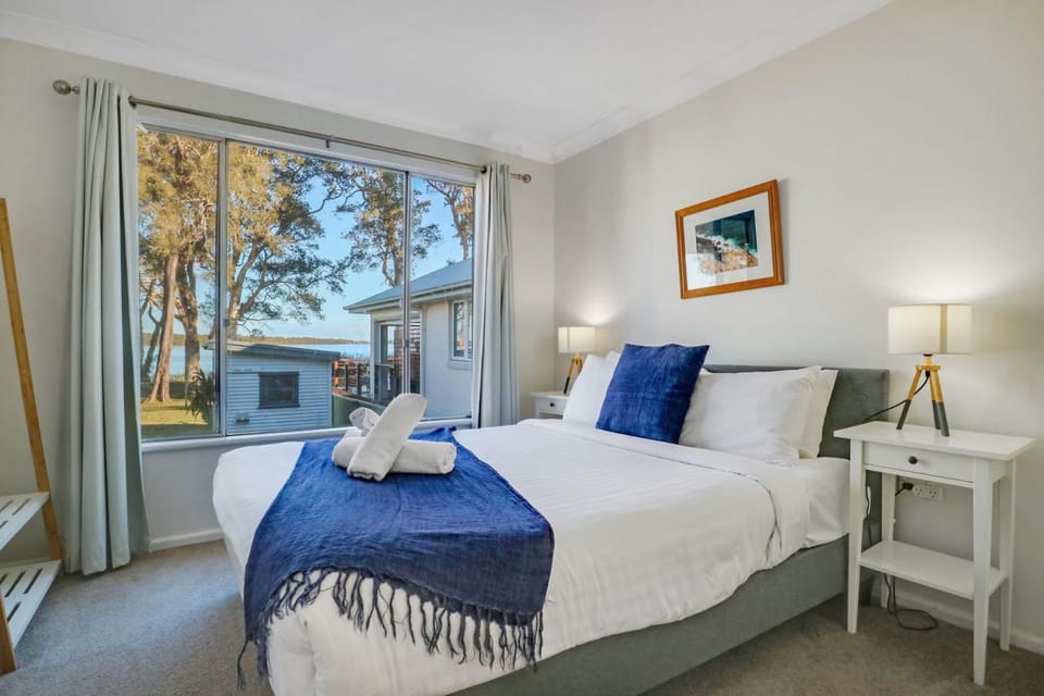 Lake Front Home Relax Unwind House in Central Coast