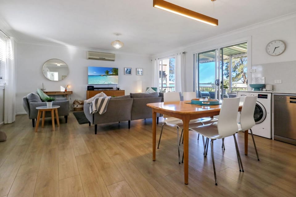 Lake Front Home Relax Unwind House in Central Coast