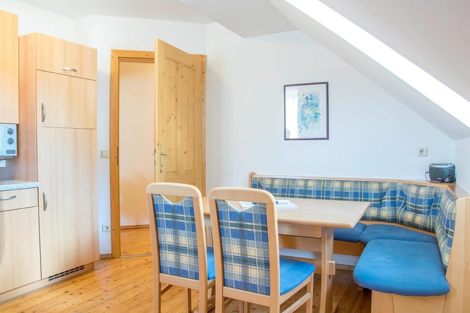 Kitchen or kitchenette, Photo of the whole room, Decorative detail, Seating area, Dining area
