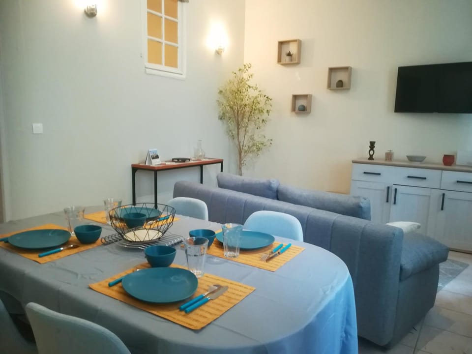 Living room, Seating area, Dining area
