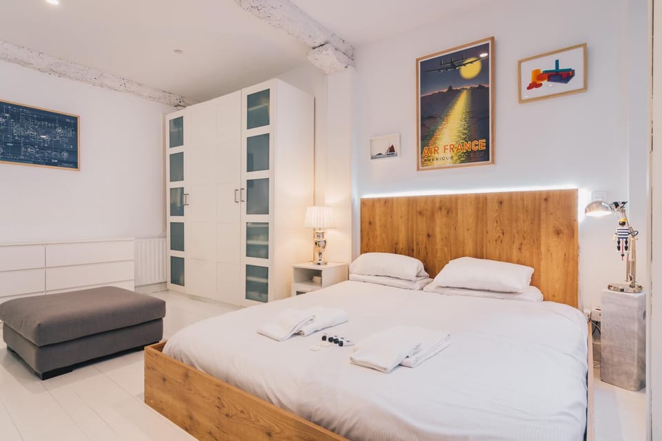 Bed, Photo of the whole room, Bedroom