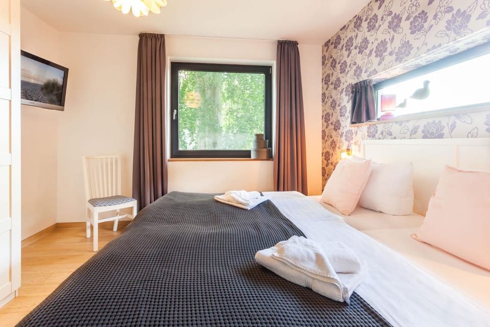 Bed, TV and multimedia, Bedroom