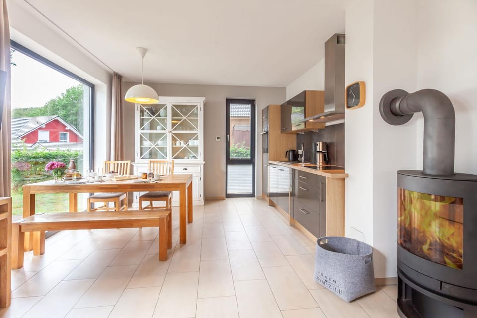 Kitchen or kitchenette, Dining area, fireplace, pet friendly