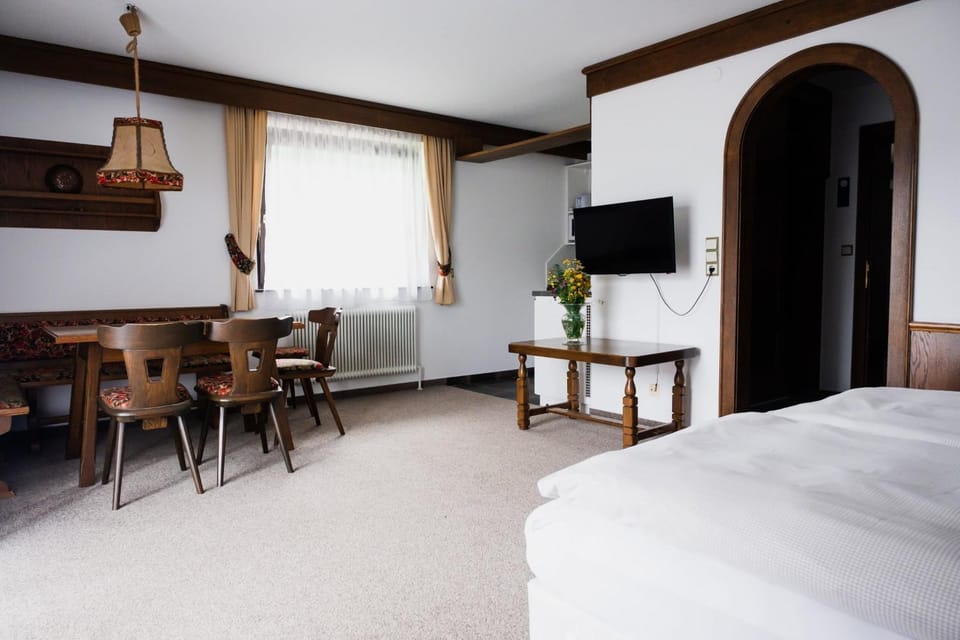 Bed, TV and multimedia, Living room, Seating area, Dining area