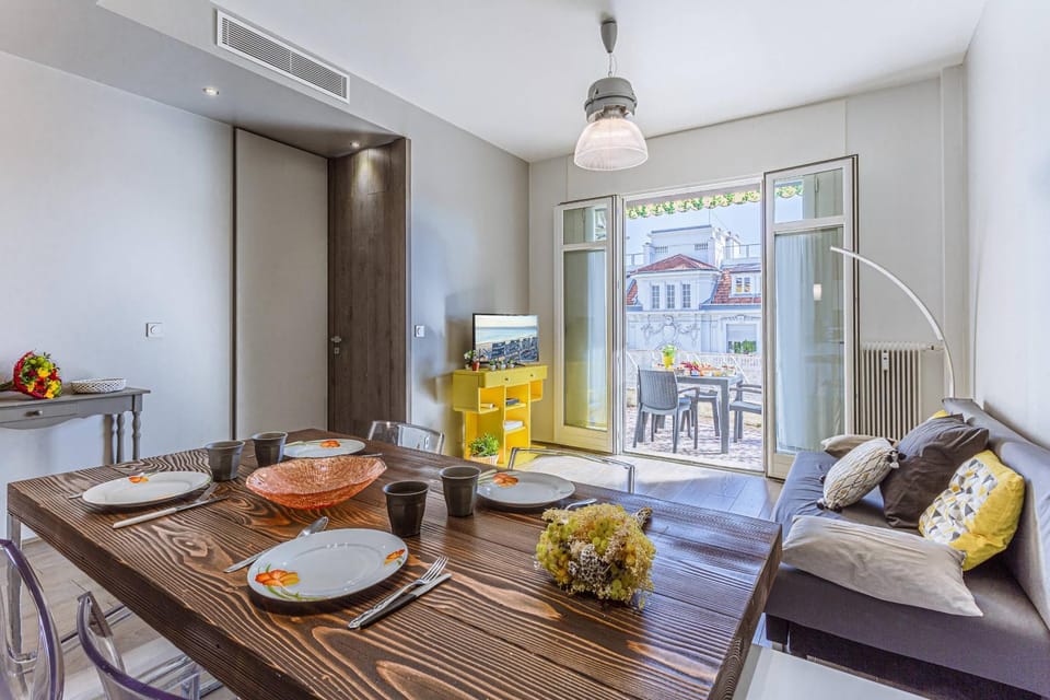 Living room, Seating area, Dining area