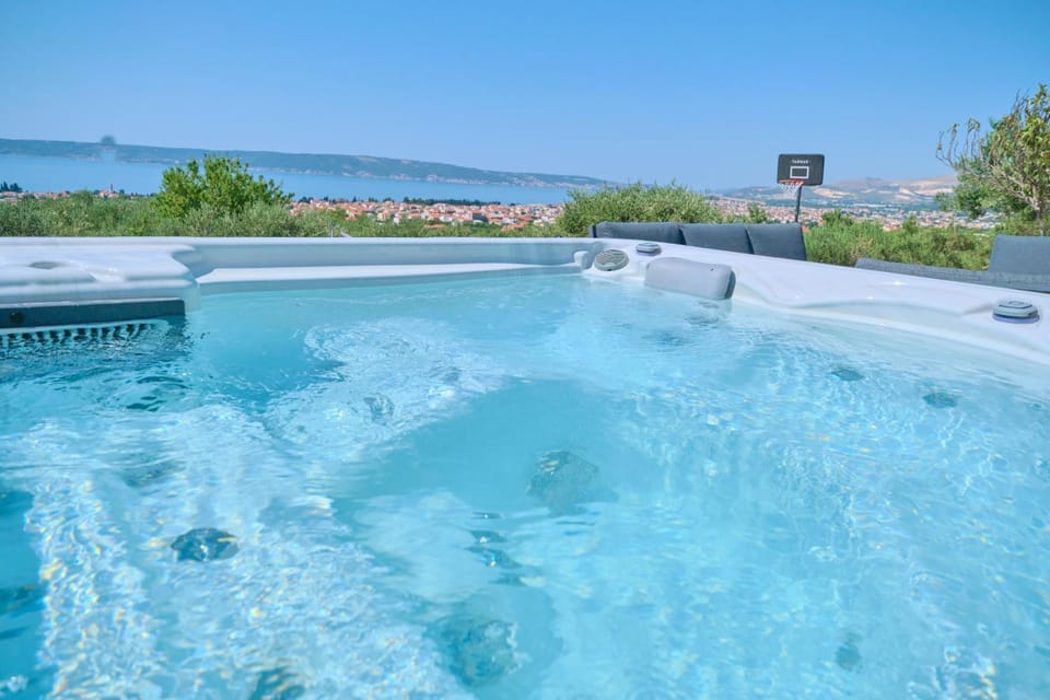 Hot Tub, Swimming pool