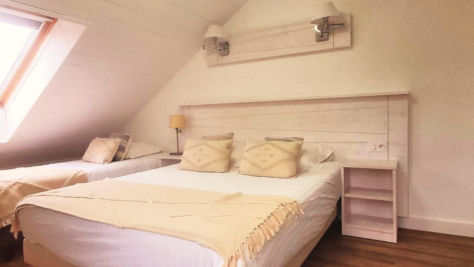 Bed, Photo of the whole room, Bedroom, Lake view