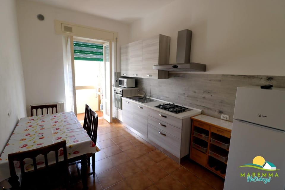 Kitchen or kitchenette, Dining area, dishwasher, stove