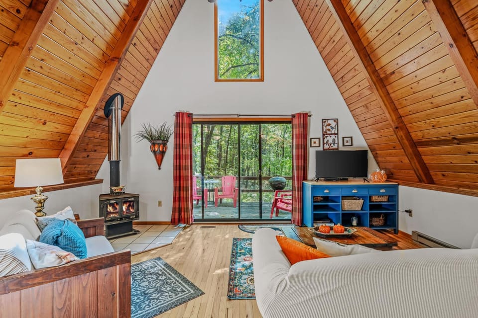 Living room, Seating area, Entertainment, fireplace