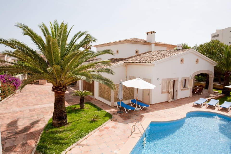 Property building, Garden, Swimming pool