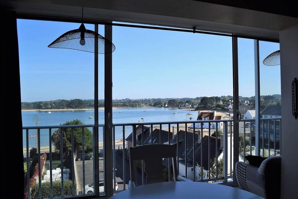 Appartement entièrement rénové avec SUPERBE VUE sur la Baie Sainte-Anne à TREGASTEL - Ref 96 Apartment in Trégastel