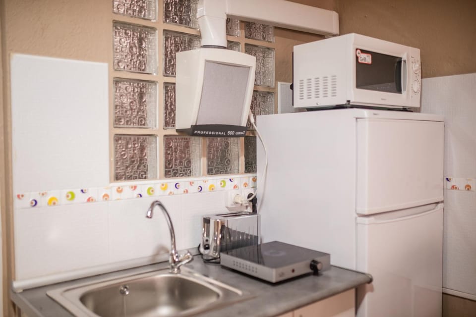 Kitchen or kitchenette, minibar, stove