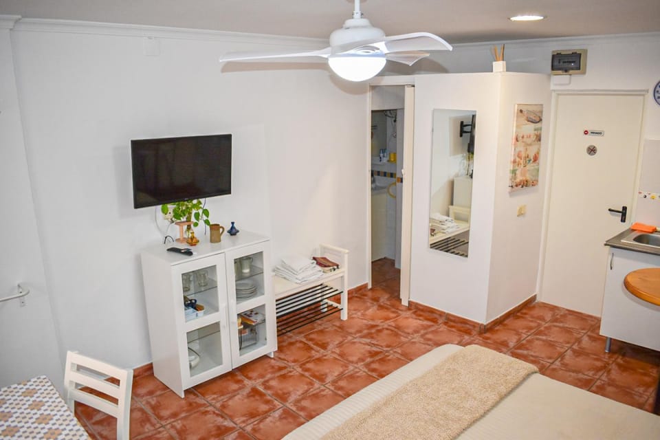 Communal lounge/ TV room, TV and multimedia, Photo of the whole room, fireplace