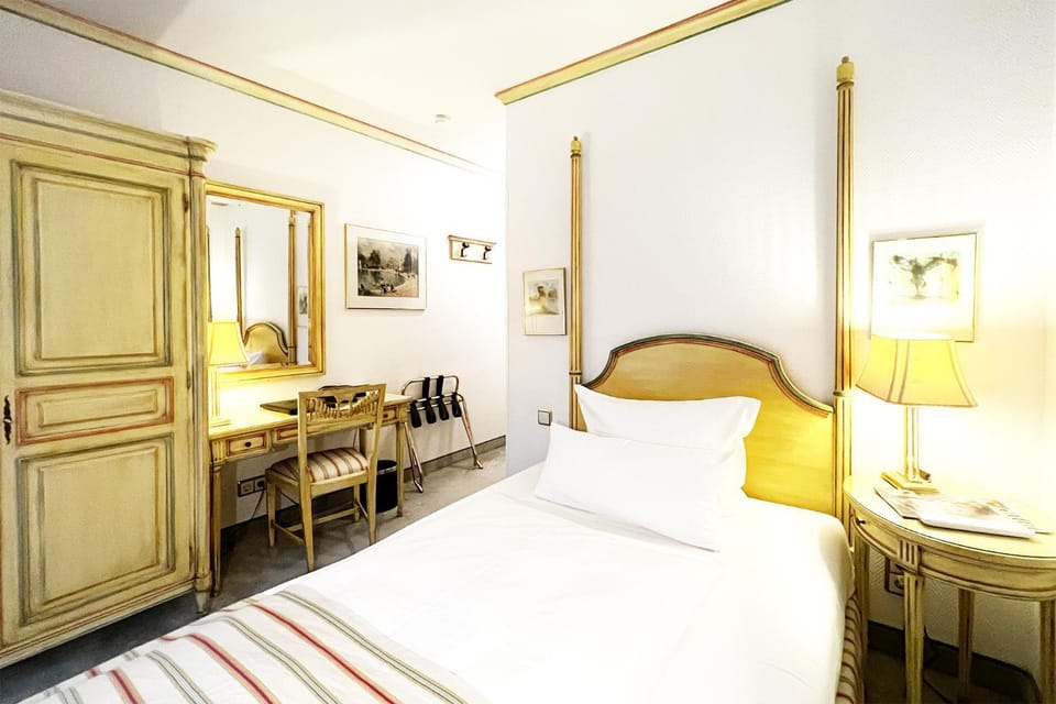 Bed, Photo of the whole room, Seating area, wardrobe