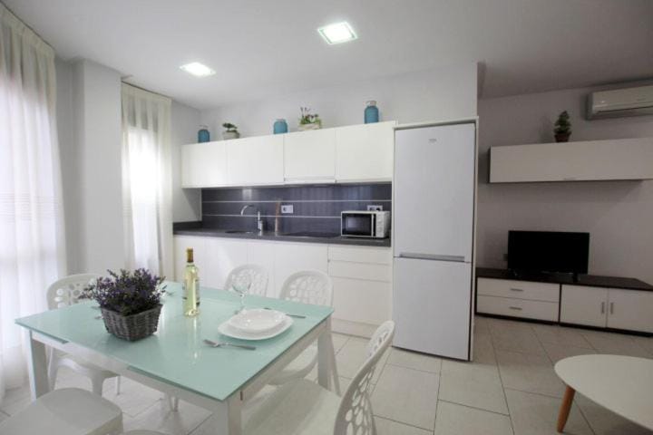 Kitchen or kitchenette, Dining area