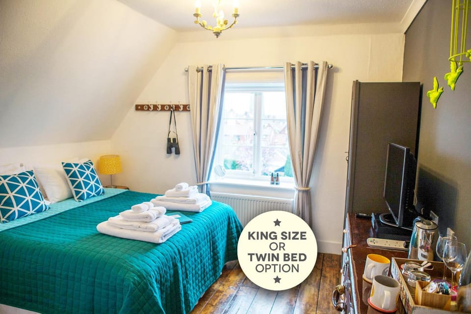 Bed, TV and multimedia, Photo of the whole room, Bedroom, towels, wardrobe