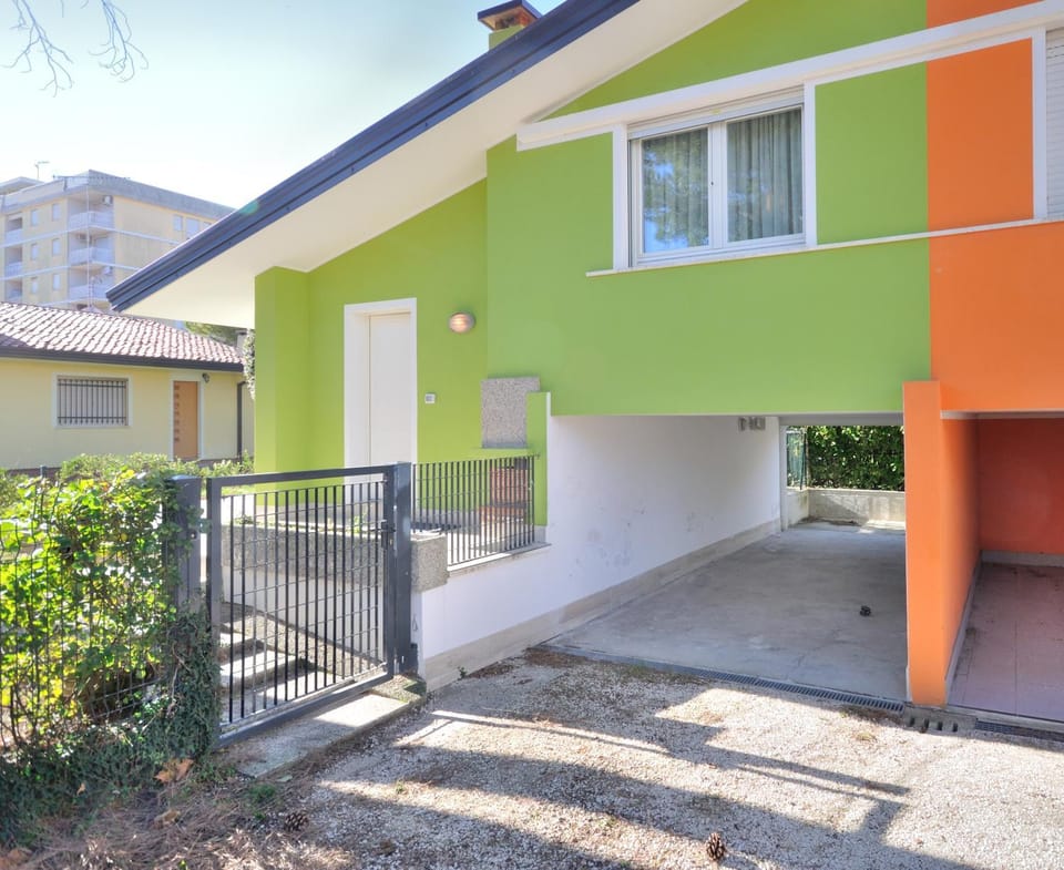 Property building, Facade/entrance, Garden, Street view