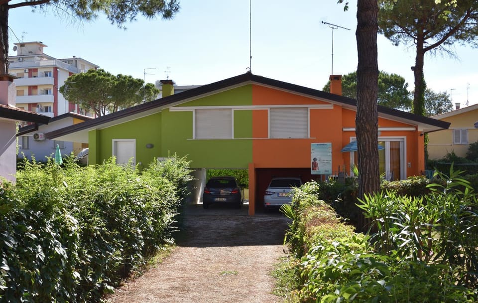 Property building, Neighbourhood, Garden, Garden view, Street view, Parking