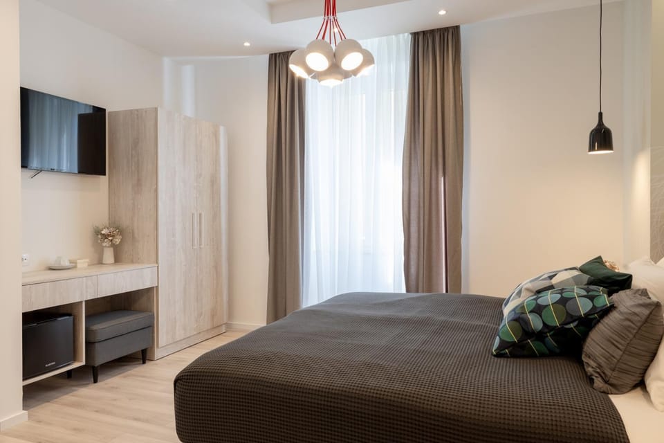Bed, TV and multimedia, Photo of the whole room
