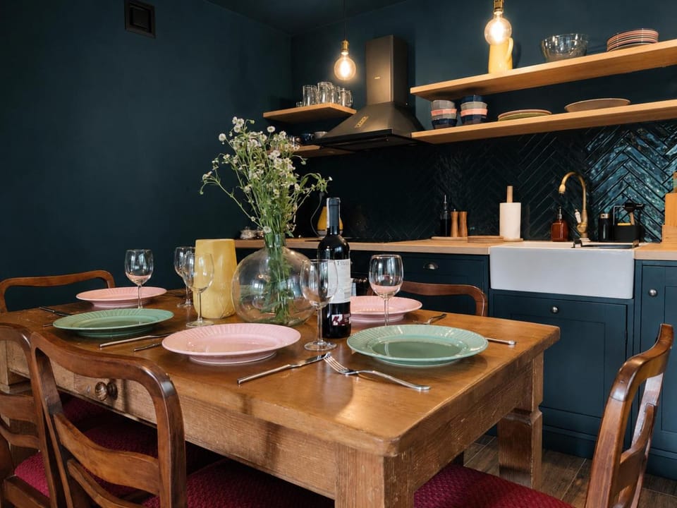 Kitchen or kitchenette, Dining area