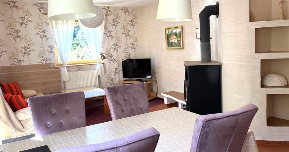 Kitchen or kitchenette, Seating area, fireplace