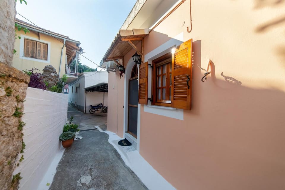 Facade/entrance, Neighbourhood