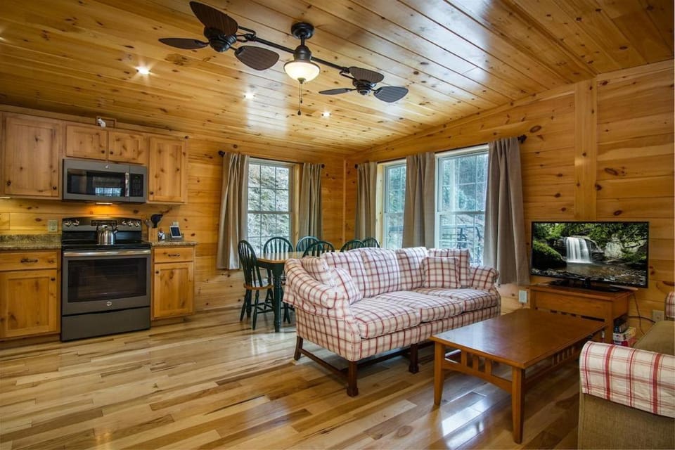 Eagles Nest · Eagles Nest, Creekside with firepit House in Tennessee
