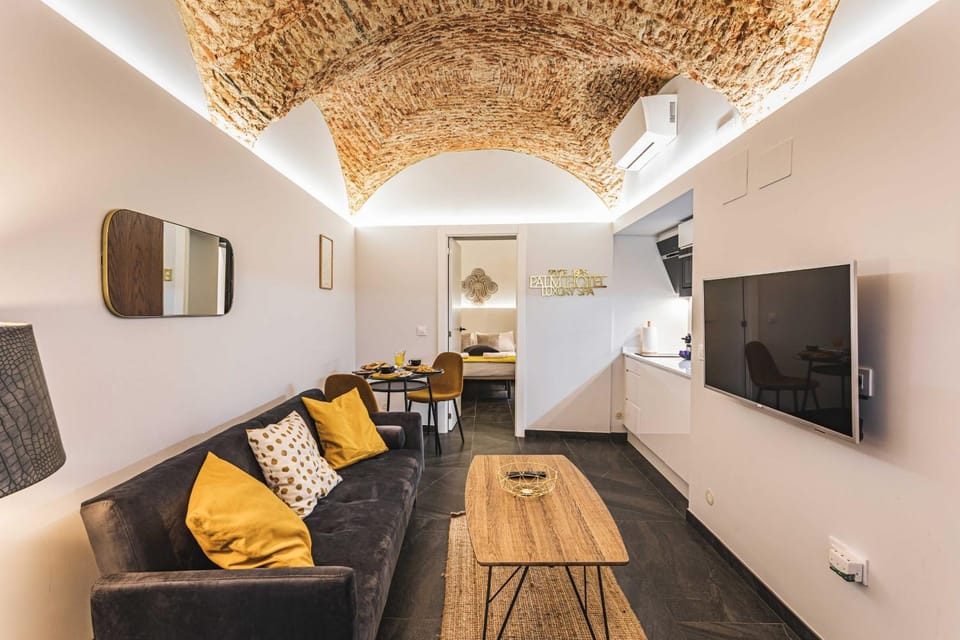 TV and multimedia, Living room, Seating area, Dining area
