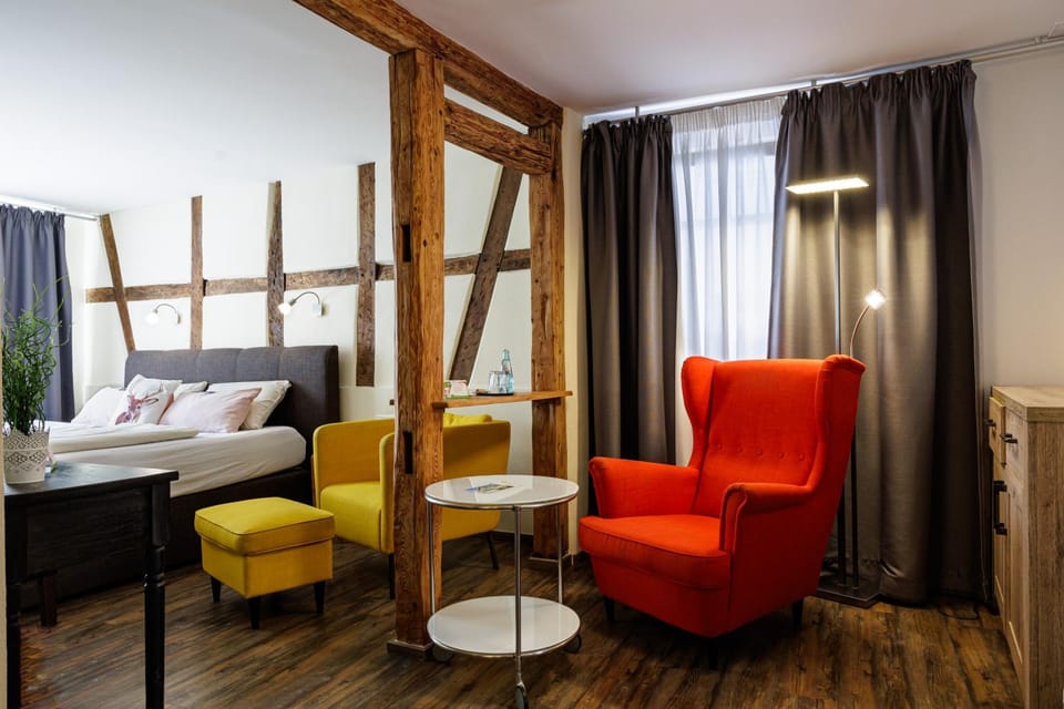 Bed, Living room, Photo of the whole room, Seating area