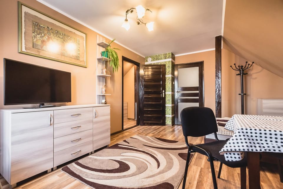TV and multimedia, Living room, Seating area, Dining area, wardrobe